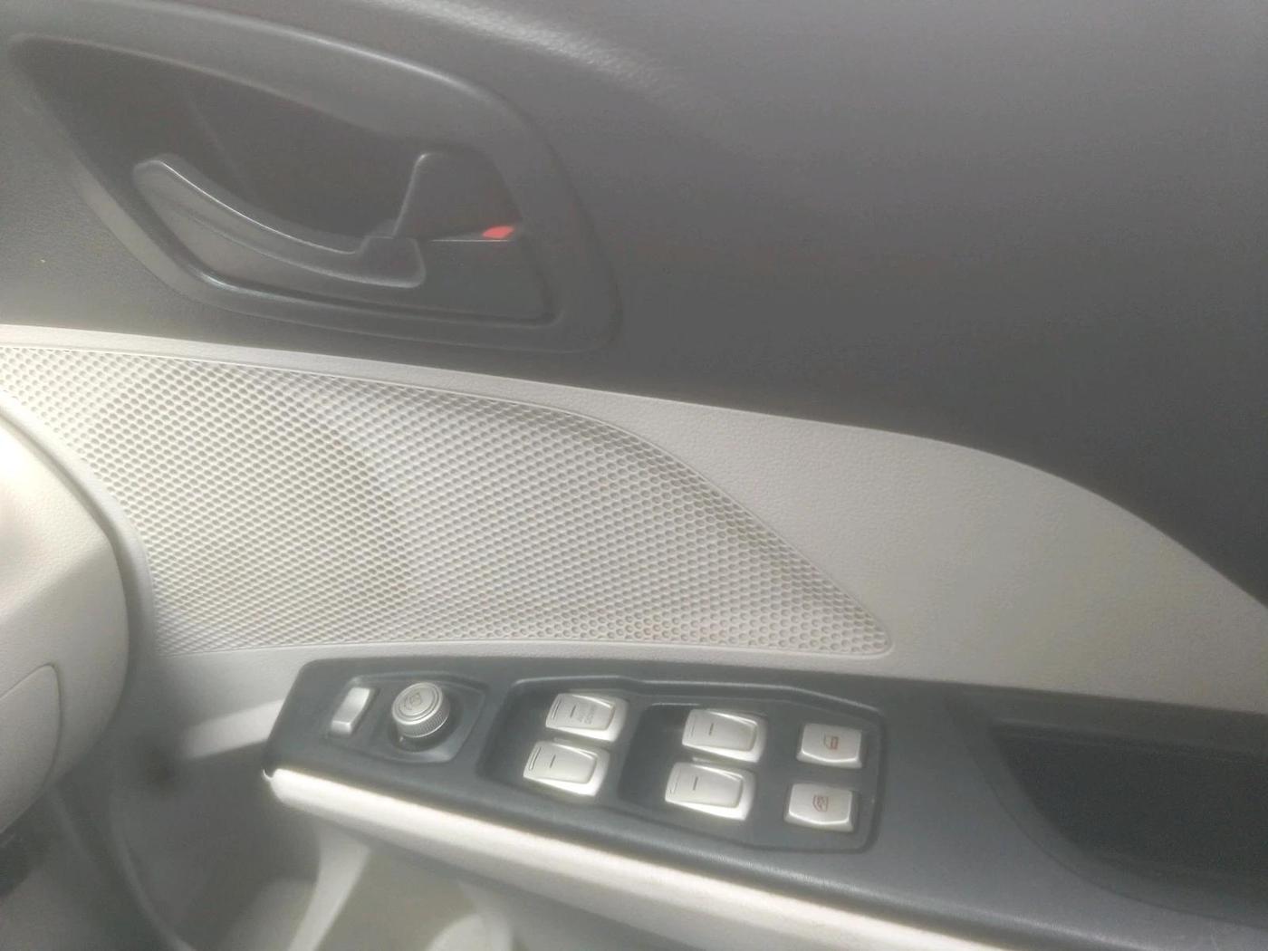 2021 Mahindra XUV300 W6 1.5 Diesel, Diesel, Manual, 1,09,226 km, interior