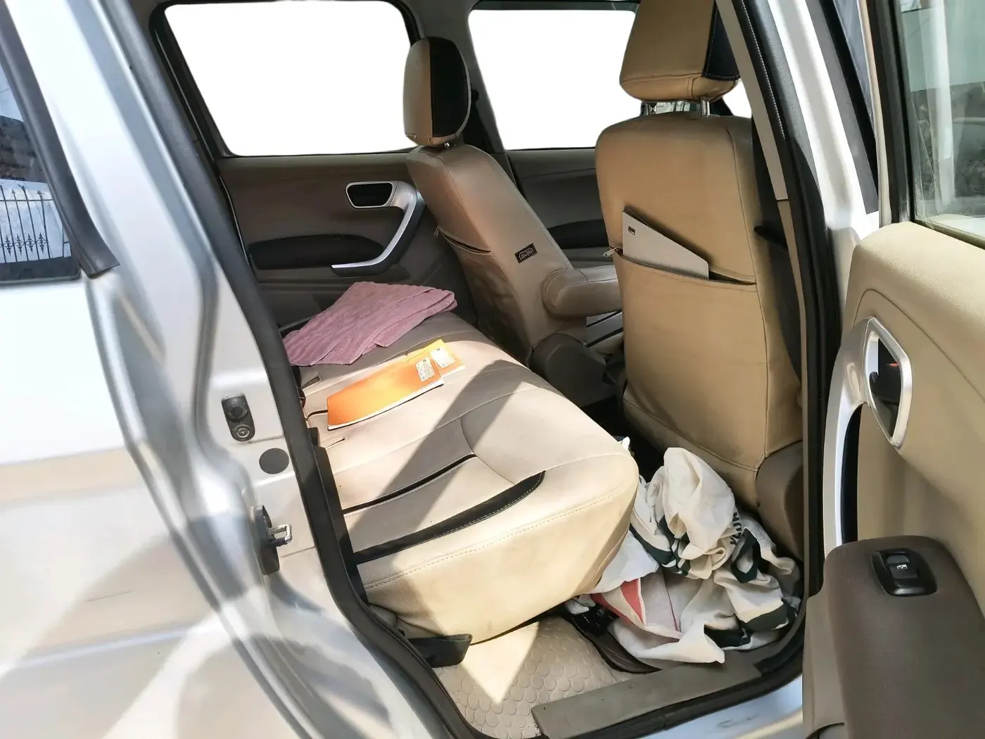 2017 Mahindra TUV300 T8 AMT, Diesel, Automatic, 2,30,849 km, interior