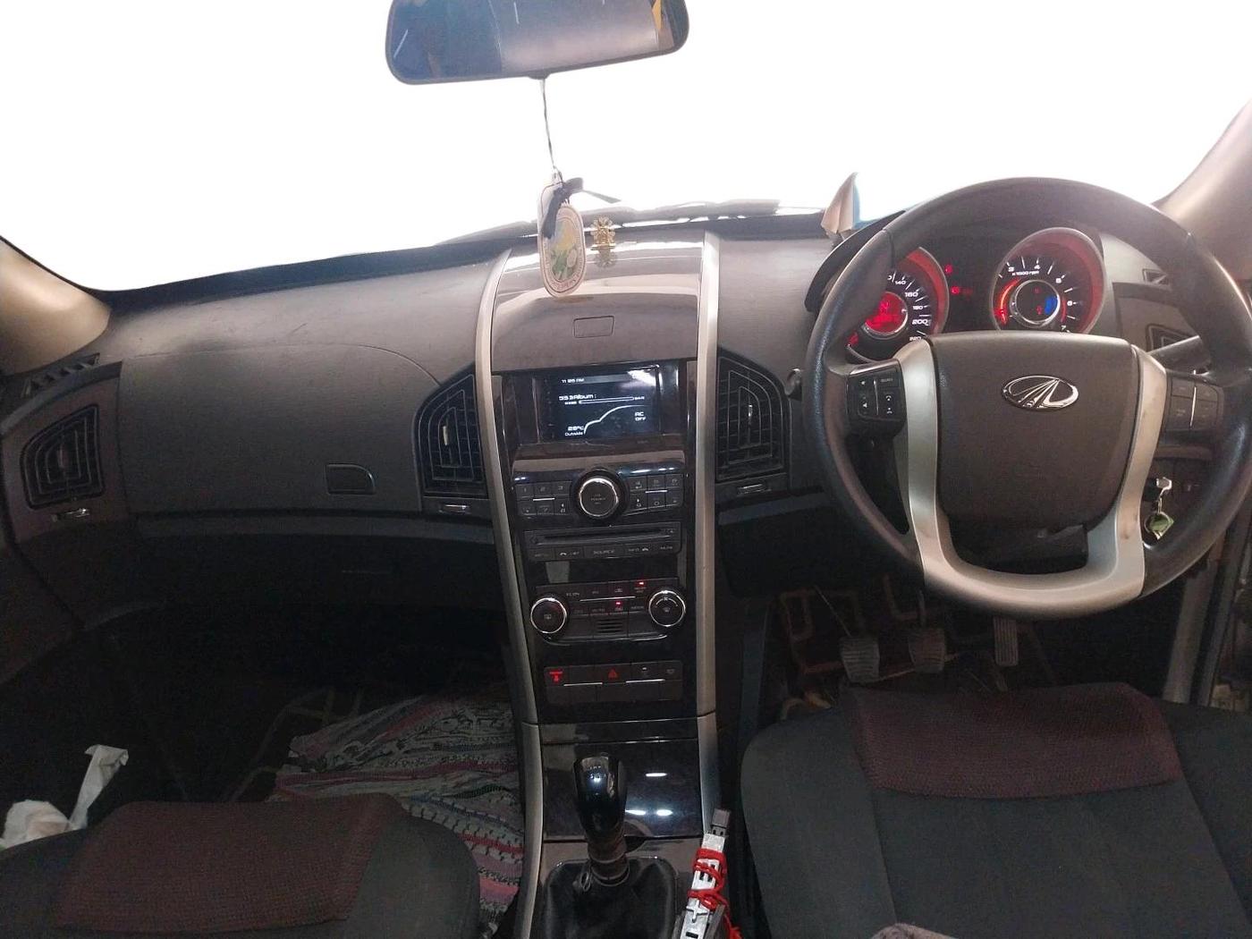 2015 Mahindra XUV500 W6, Diesel, Manual, 1,36,267 km, interior