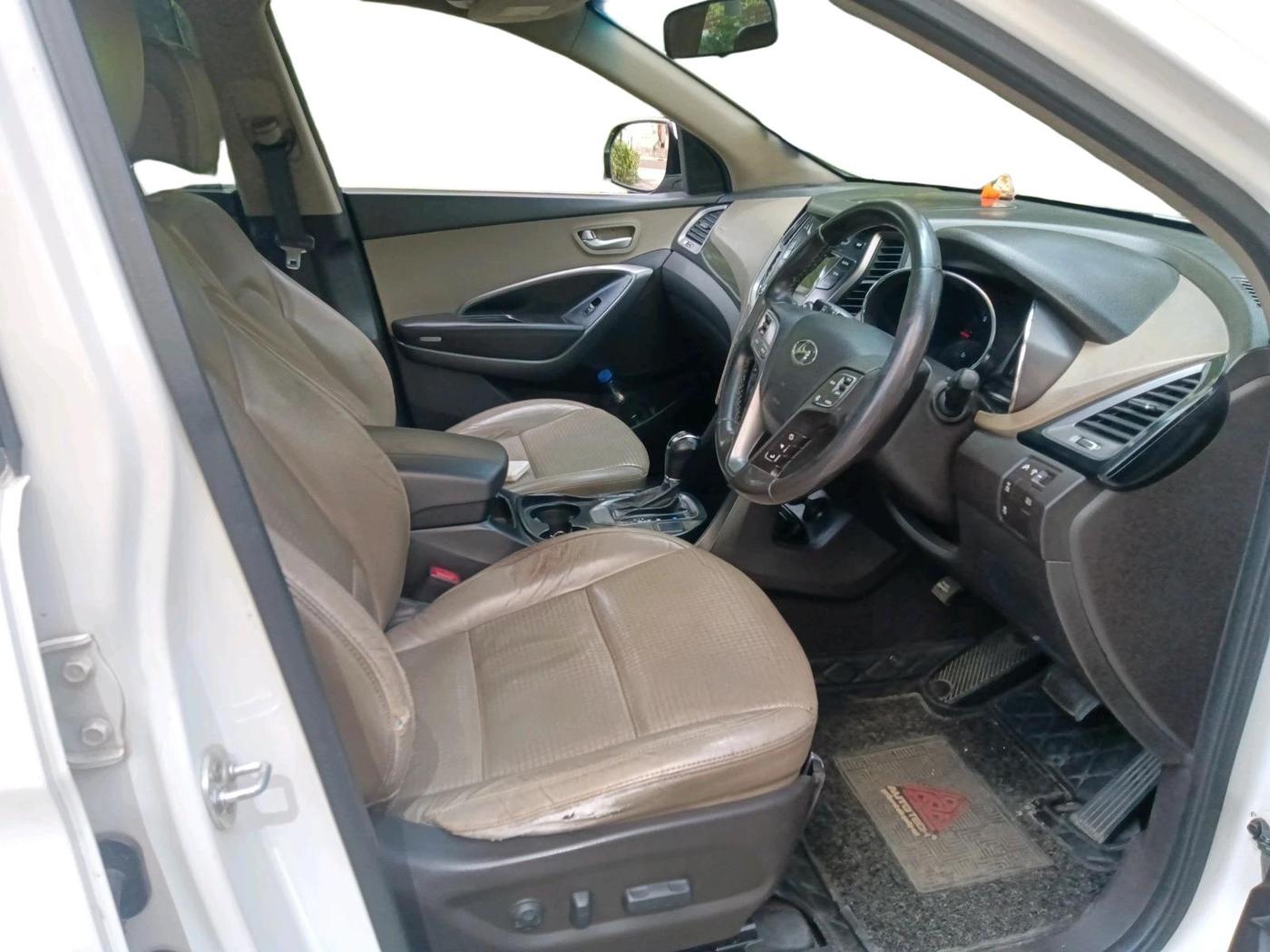 2014 Hyundai Santa Fe 4 WD AT, Diesel, Automatic, 1,46,889 km, interior