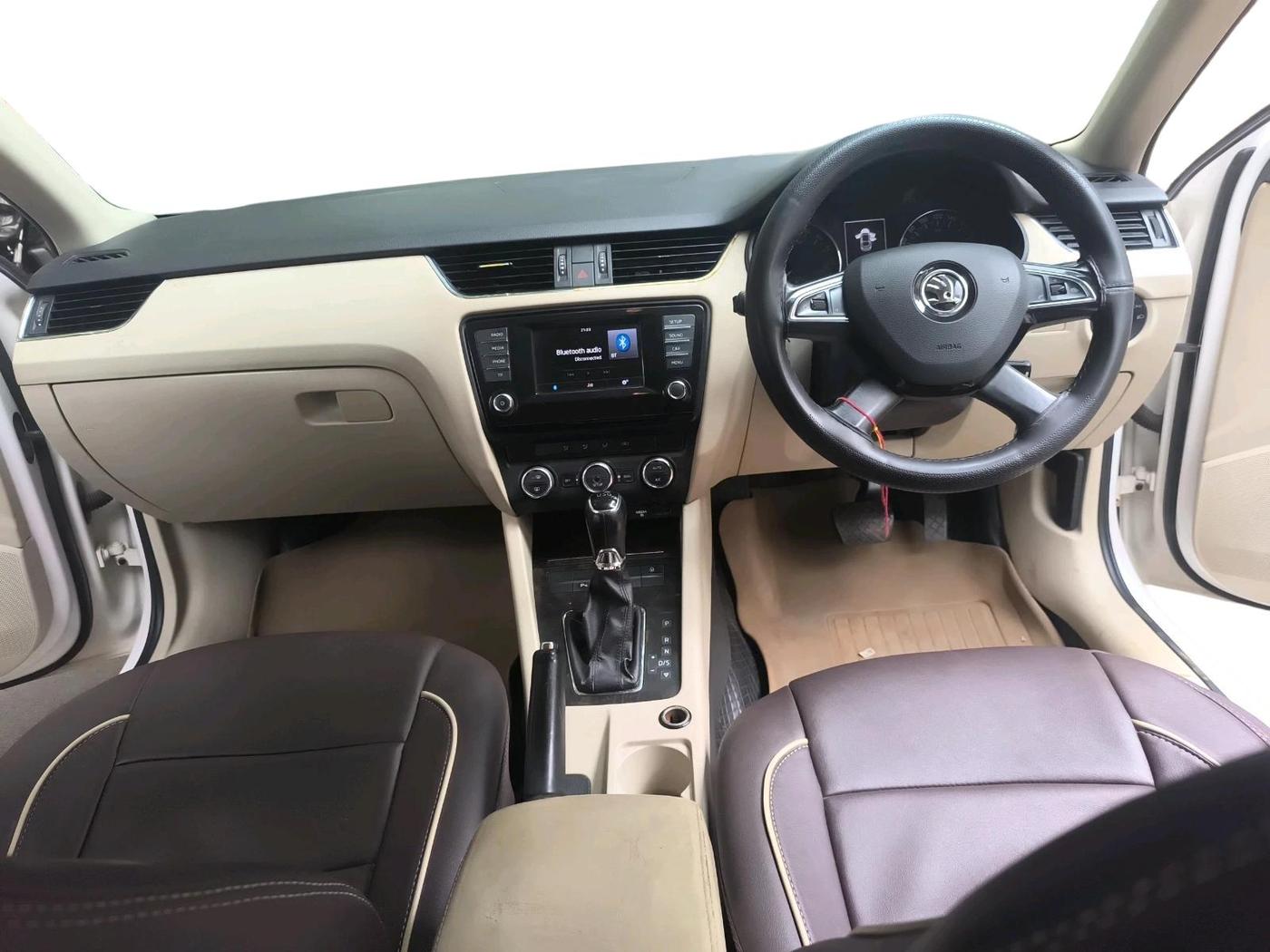 2014 Skoda Octavia ELEGANCE 2.0 TDI AT, Diesel, Automatic, 1,25,365 km, interior