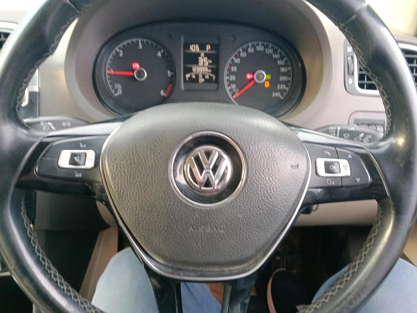 2015 Volkswagen Vento HIGHLINE 1.5 AT, Diesel, Automatic, 1,23,999 km, interior