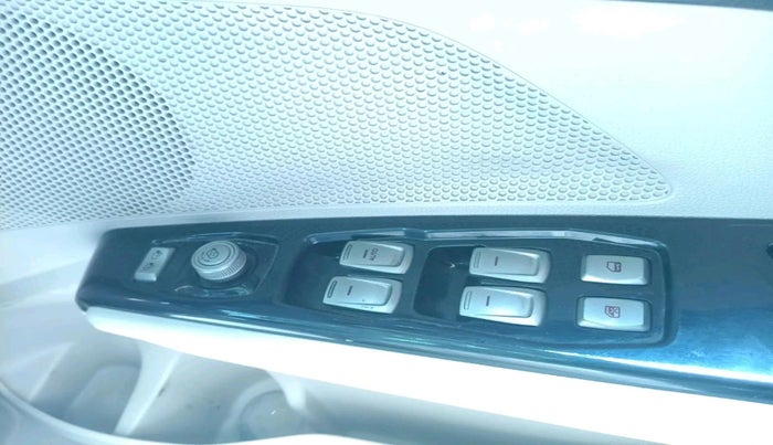 2019 Mahindra XUV300 W8 (O) 1.5 DIESEL, Diesel, Manual, 1,46,540 km, interior