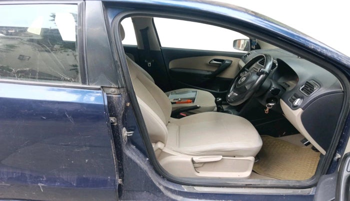 2013 Volkswagen Polo HIGHLINE1.2L, Petrol, Manual, 1,17,645 km, interior