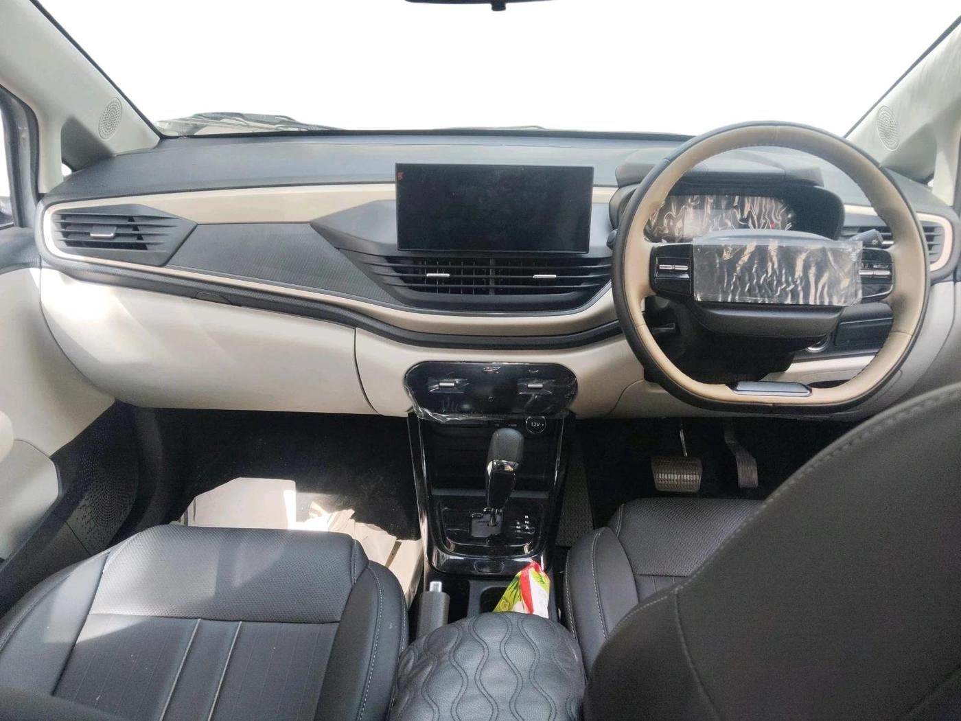 2025 Tata ALTROZ Creative Petrol 5AMT, Petrol, Automatic, 10,379 km, interior