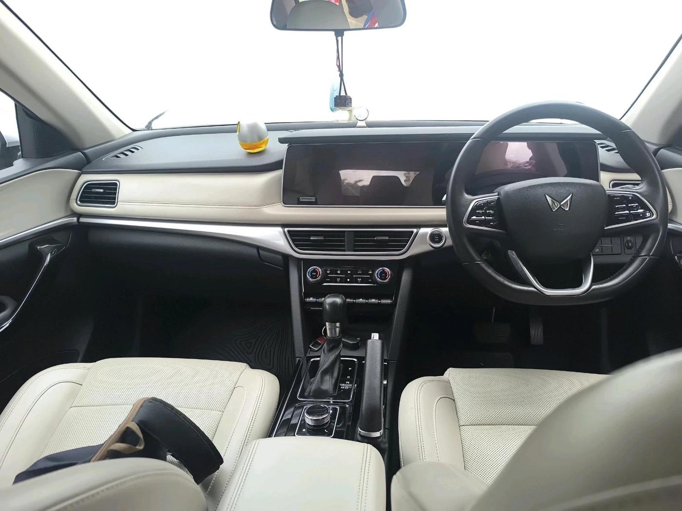 2021 Mahindra XUV700 AX 7 P AT 7 STR, Petrol, Automatic, 47,307 km, interior