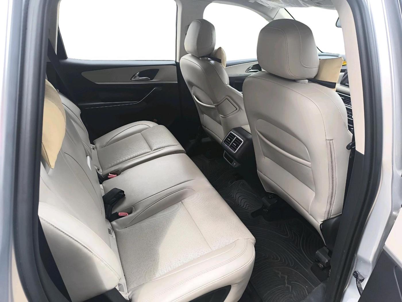 2021 Mahindra XUV700 AX 7 P AT 7 STR, Petrol, Automatic, 47,307 km, interior