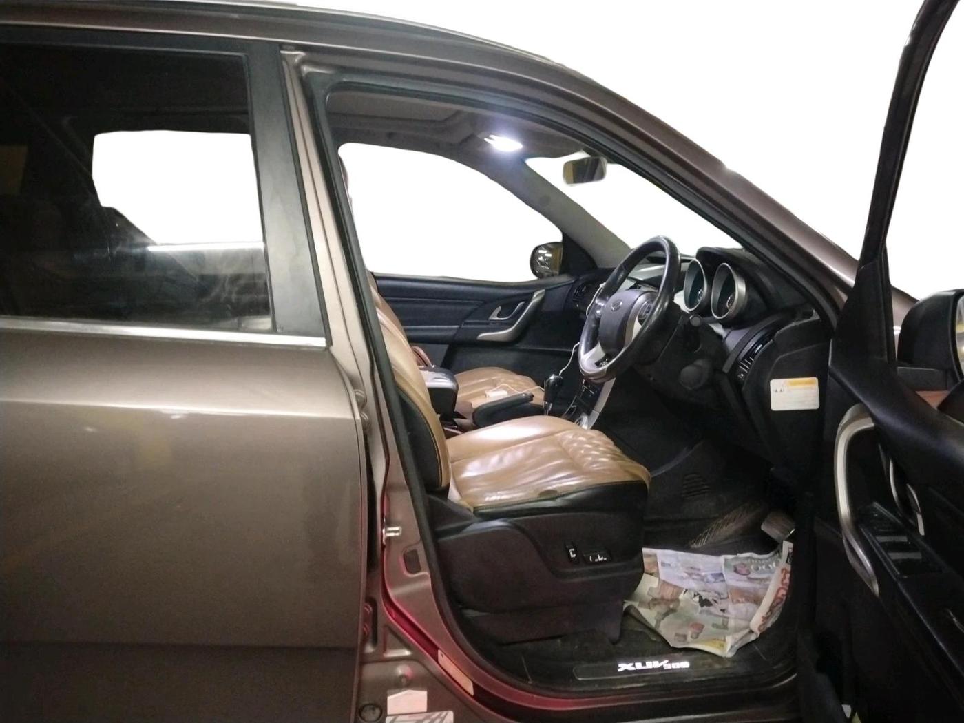 2018 Mahindra XUV500 W11 AT, Diesel, Automatic, 1,59,873 km, interior