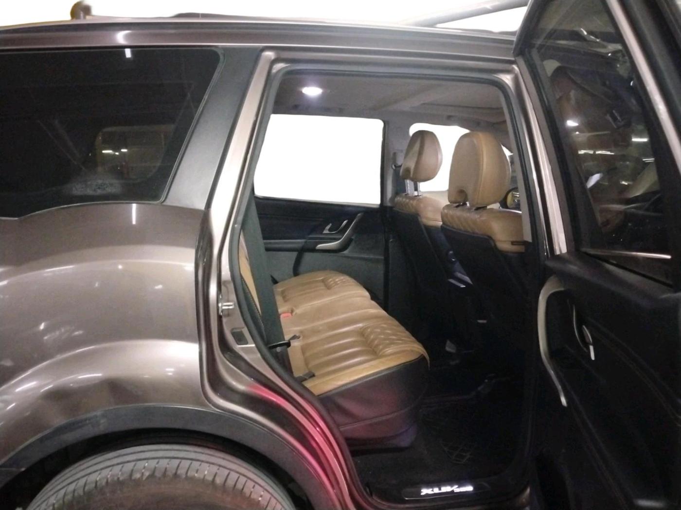 2018 Mahindra XUV500 W11 AT, Diesel, Automatic, 1,59,873 km, interior