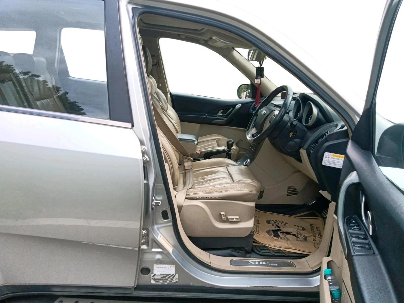 2015 Mahindra XUV500 W10, Diesel, Manual, 1,28,629 km, interior