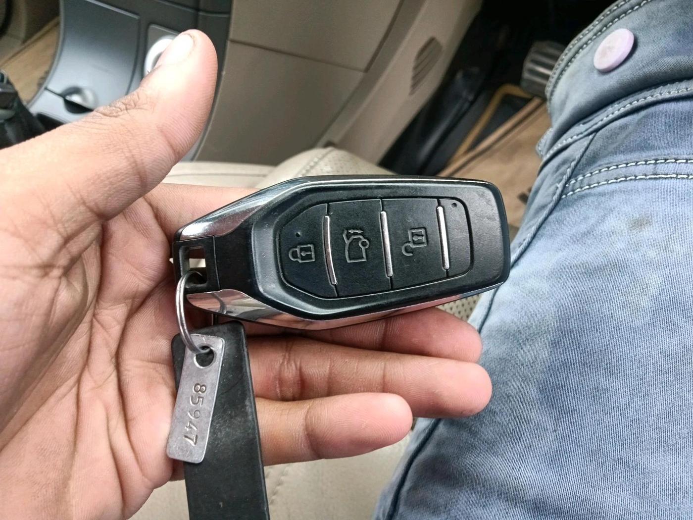 2015 Mahindra XUV500 W10, Diesel, Manual, 1,28,629 km, interior