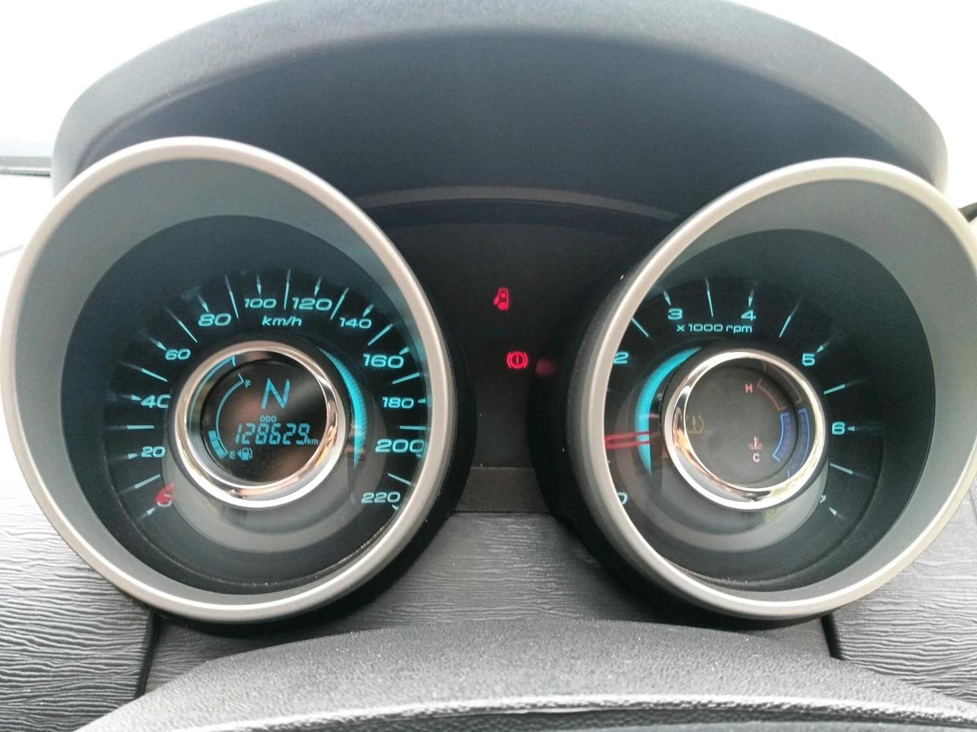 2015 Mahindra XUV500 W10, Diesel, Manual, 1,28,629 km, interior