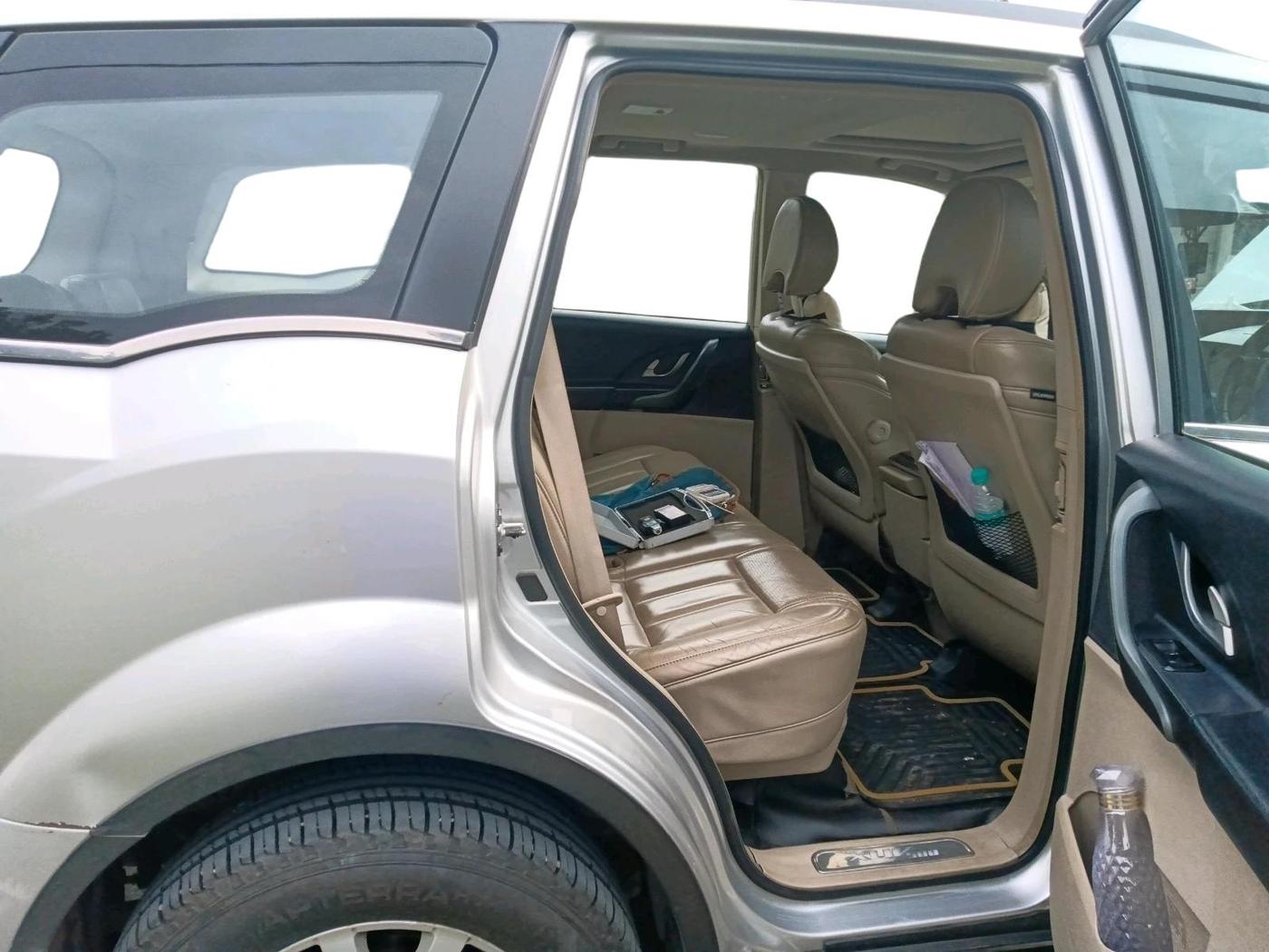 2015 Mahindra XUV500 W10, Diesel, Manual, 1,28,629 km, interior