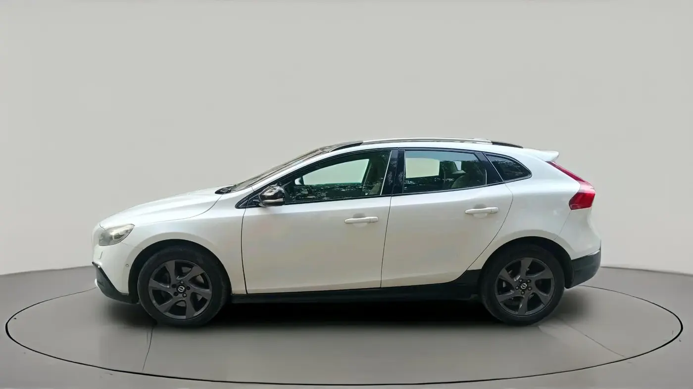 2013 Volvo V40 Cross Country D3, Diesel, Automatic, 1,00,188 km, exterior