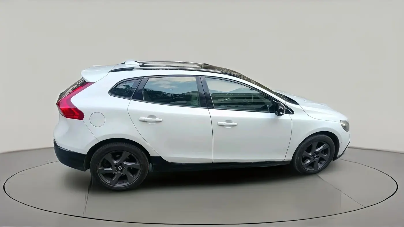 2013 Volvo V40 Cross Country D3, Diesel, Automatic, 1,00,188 km, exterior