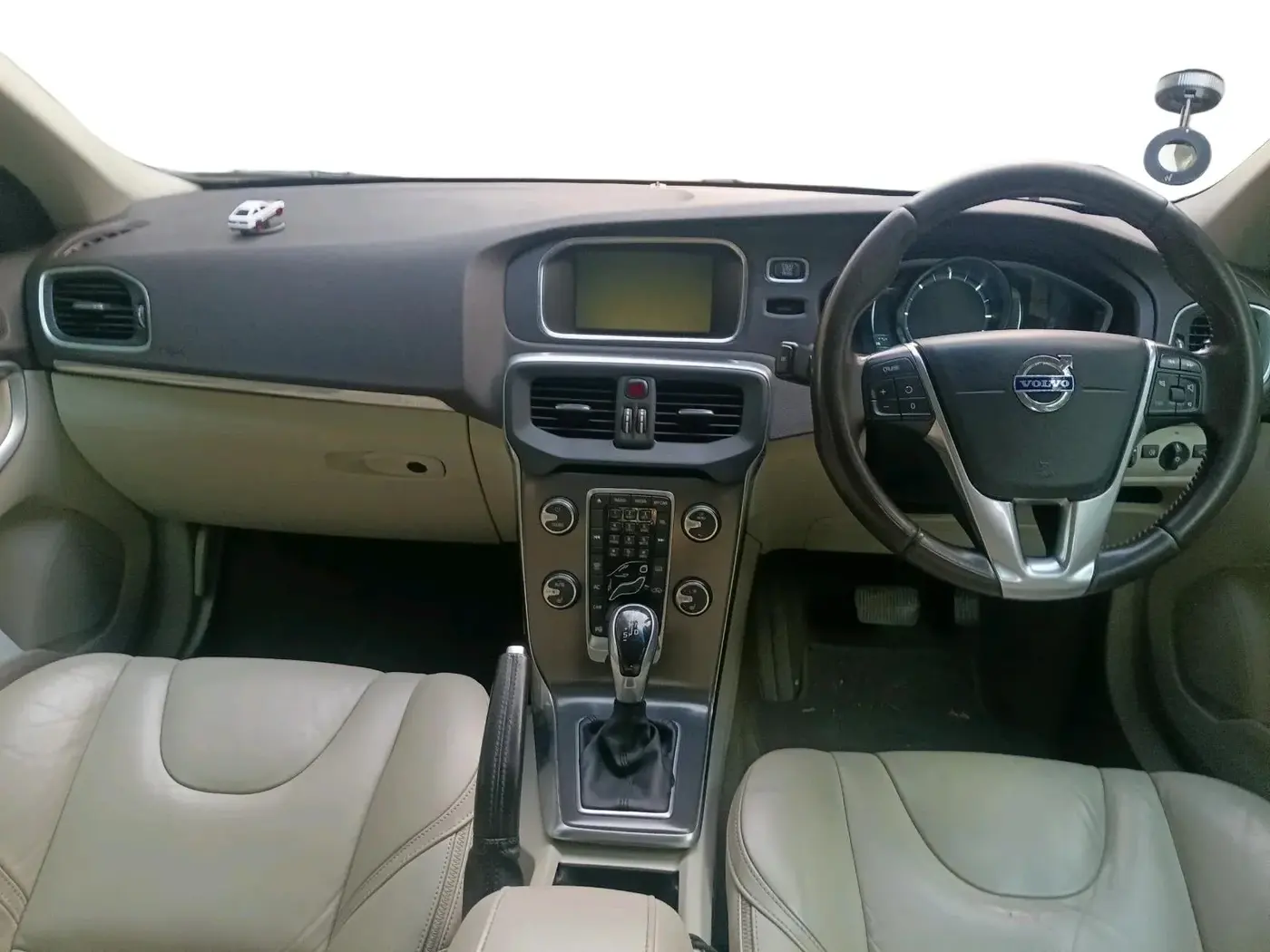 2013 Volvo V40 Cross Country D3, Diesel, Automatic, 1,00,188 km, interior