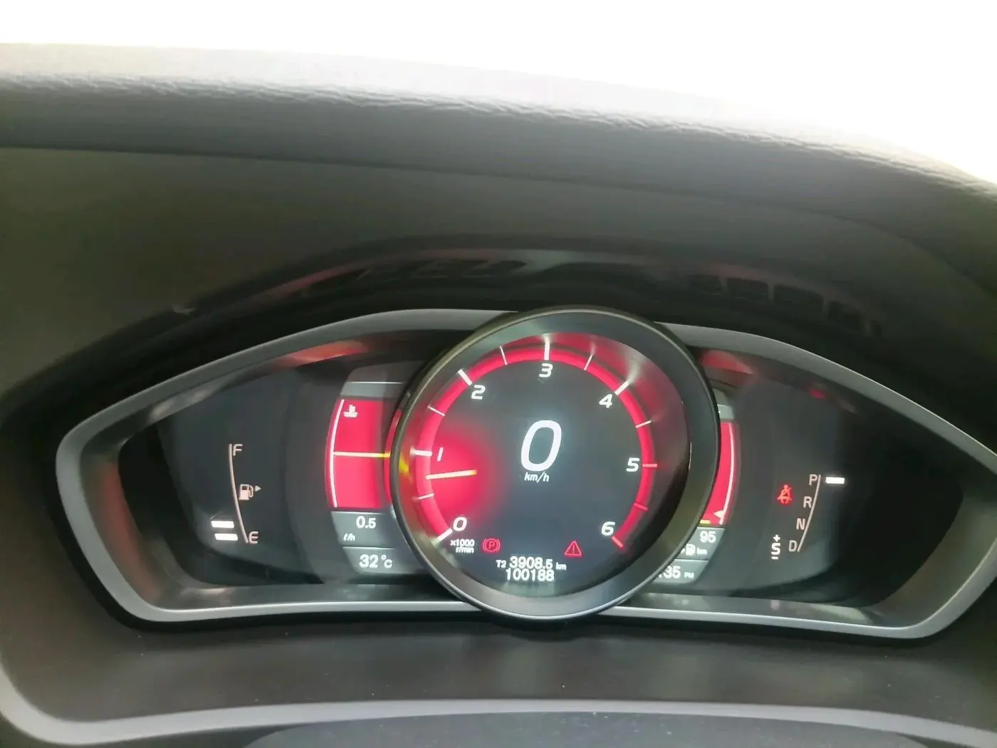 2013 Volvo V40 Cross Country D3, Diesel, Automatic, 1,00,188 km, interior