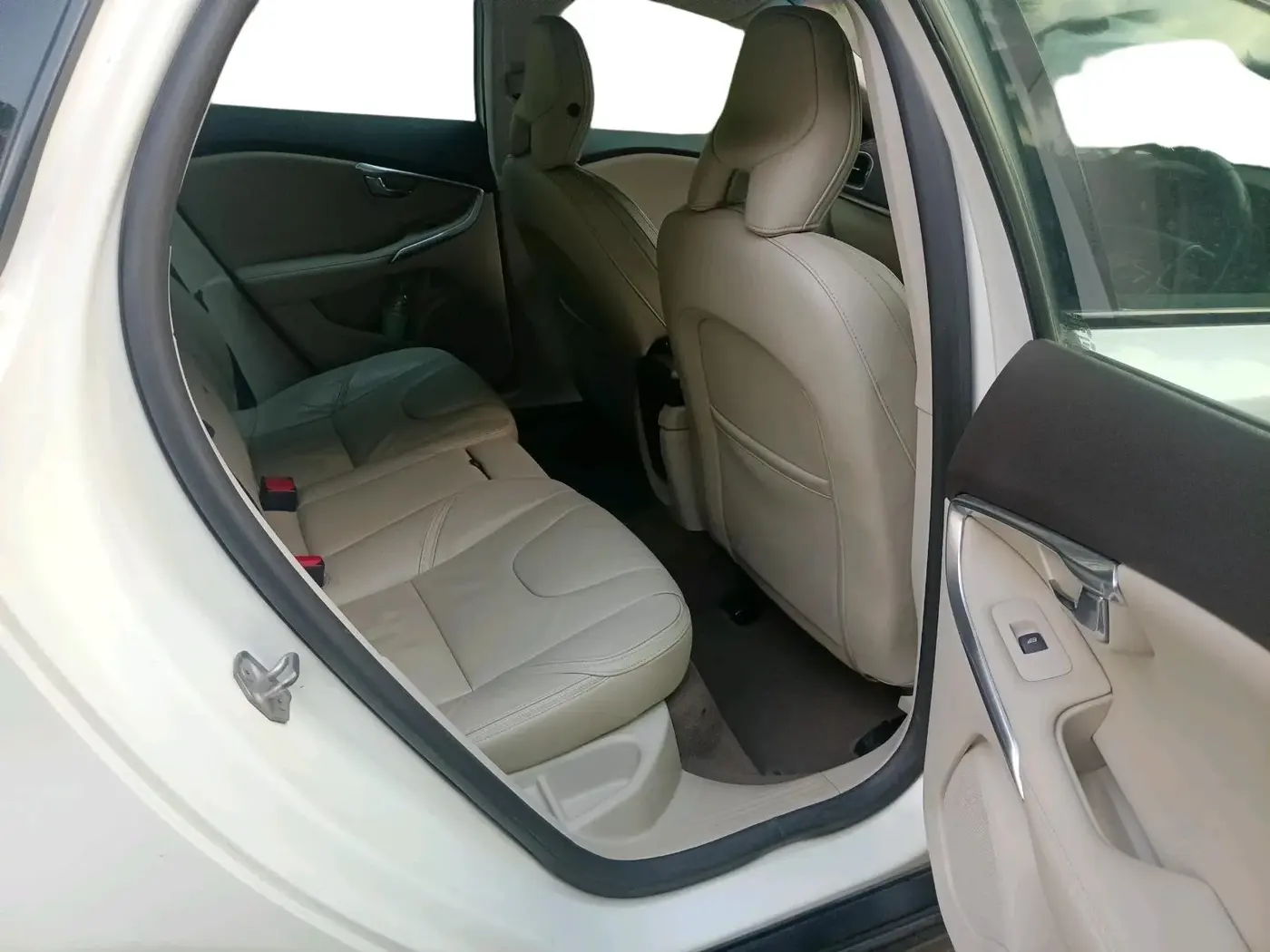 2013 Volvo V40 Cross Country D3, Diesel, Automatic, 1,00,188 km, interior
