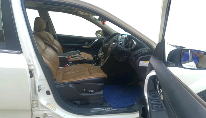 2018 Mahindra XUV500 W11 AT, Diesel, Automatic, 1,28,553 km, interior
