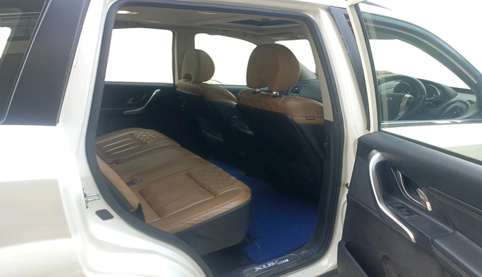 2018 Mahindra XUV500 W11 AT, Diesel, Automatic, 1,28,553 km, interior