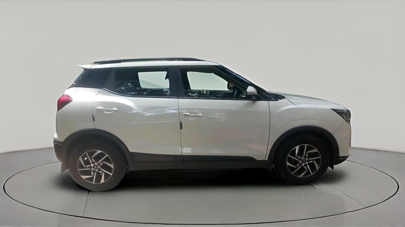 2022 Mahindra XUV300 W8 (O) 1.2 PETROL AMT, Petrol, Automatic, 13,123 km, exterior