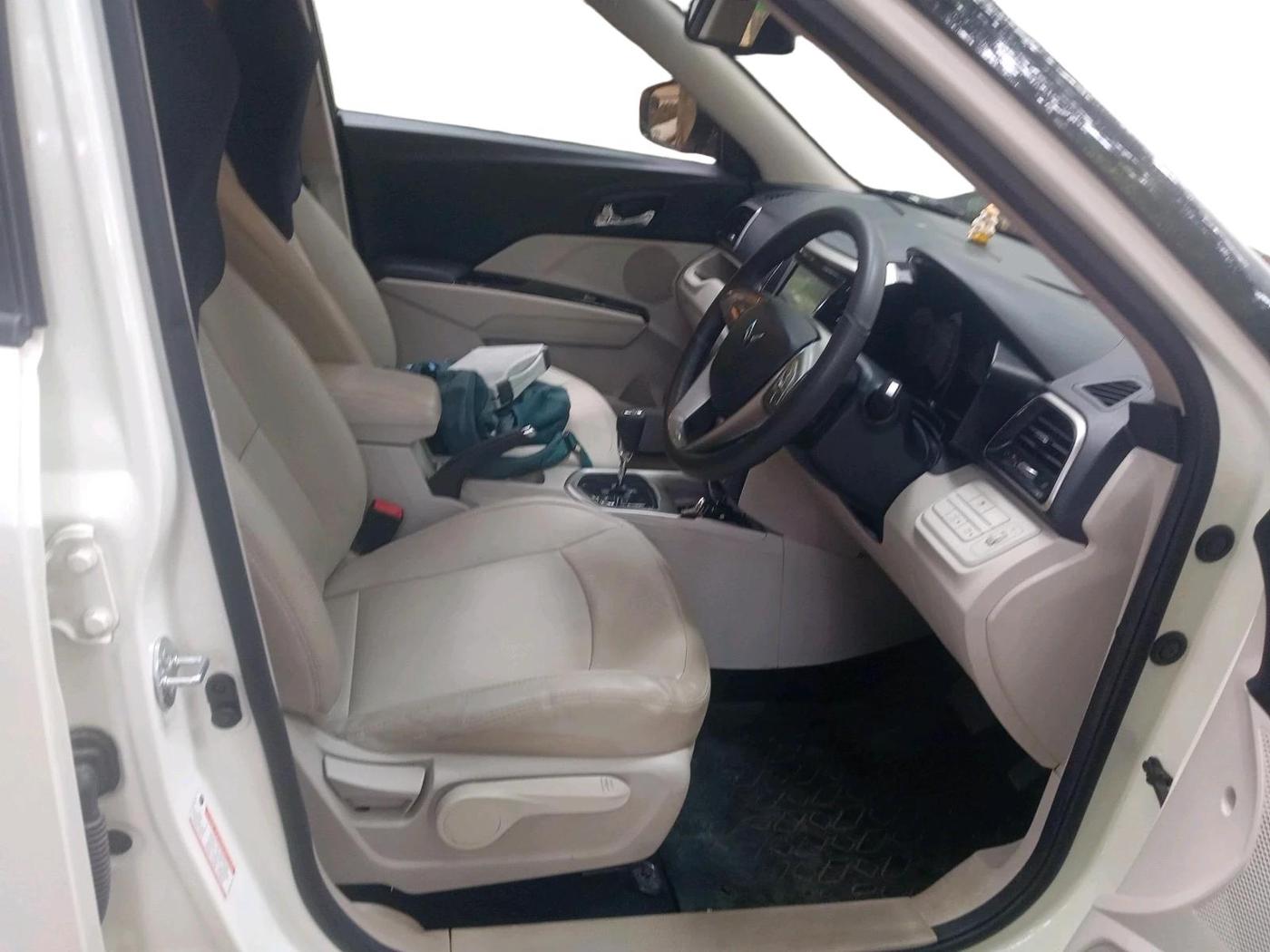 2022 Mahindra XUV300 W8 (O) 1.2 PETROL AMT, Petrol, Automatic, 13,123 km, interior