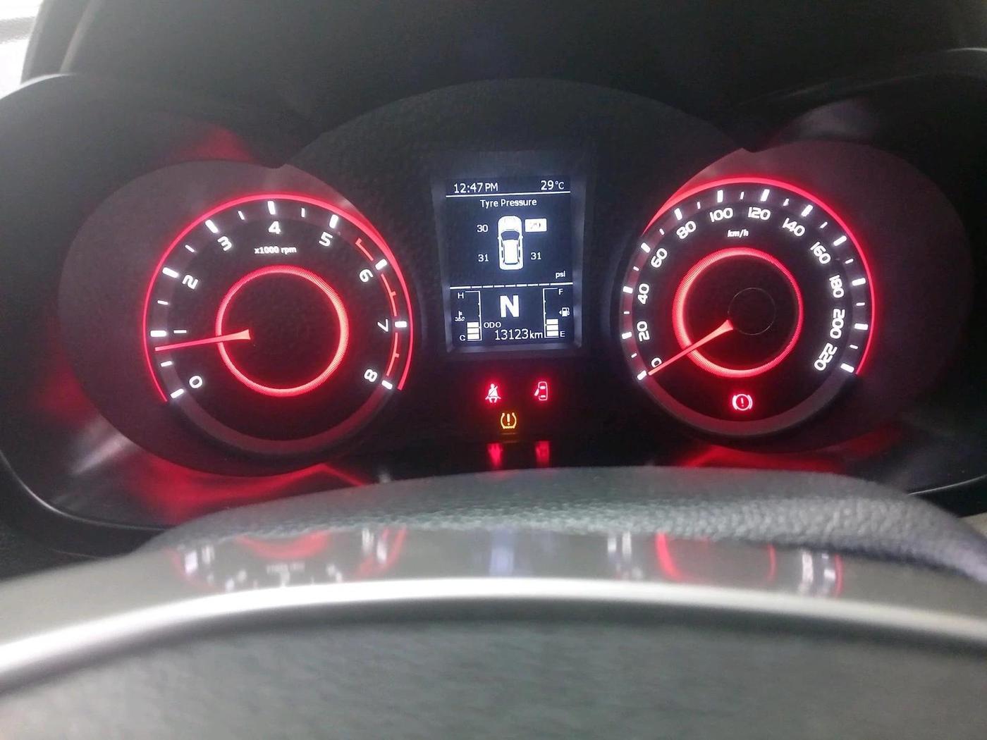 2022 Mahindra XUV300 W8 (O) 1.2 PETROL AMT, Petrol, Automatic, 13,123 km, interior