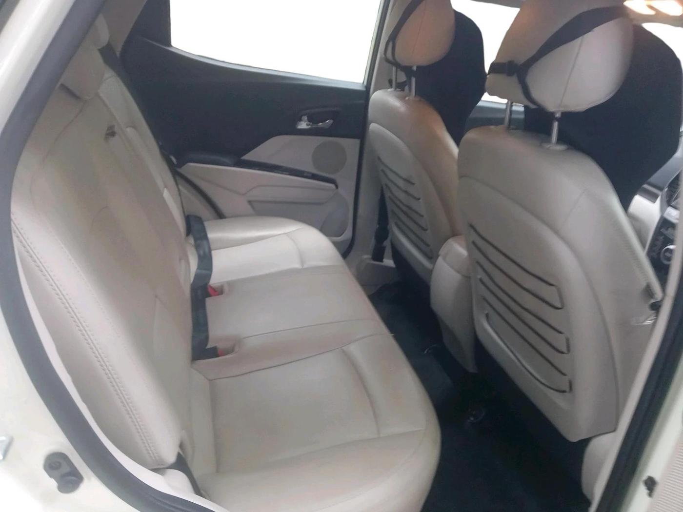 2022 Mahindra XUV300 W8 (O) 1.2 PETROL AMT, Petrol, Automatic, 13,123 km, interior