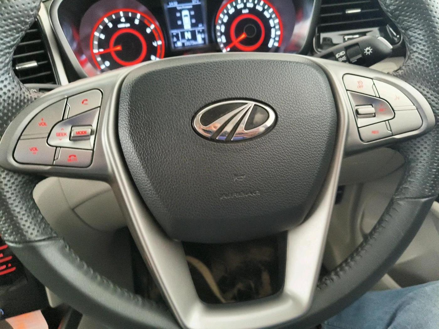 2022 Mahindra XUV300 W8 (O) 1.2 PETROL AMT, Petrol, Automatic, 19,173 km, interior