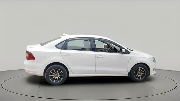 2013 Skoda Rapid AMBITION 1.6 TDI CR MT PLUS, Diesel, Manual, 1,63,242 km, exterior