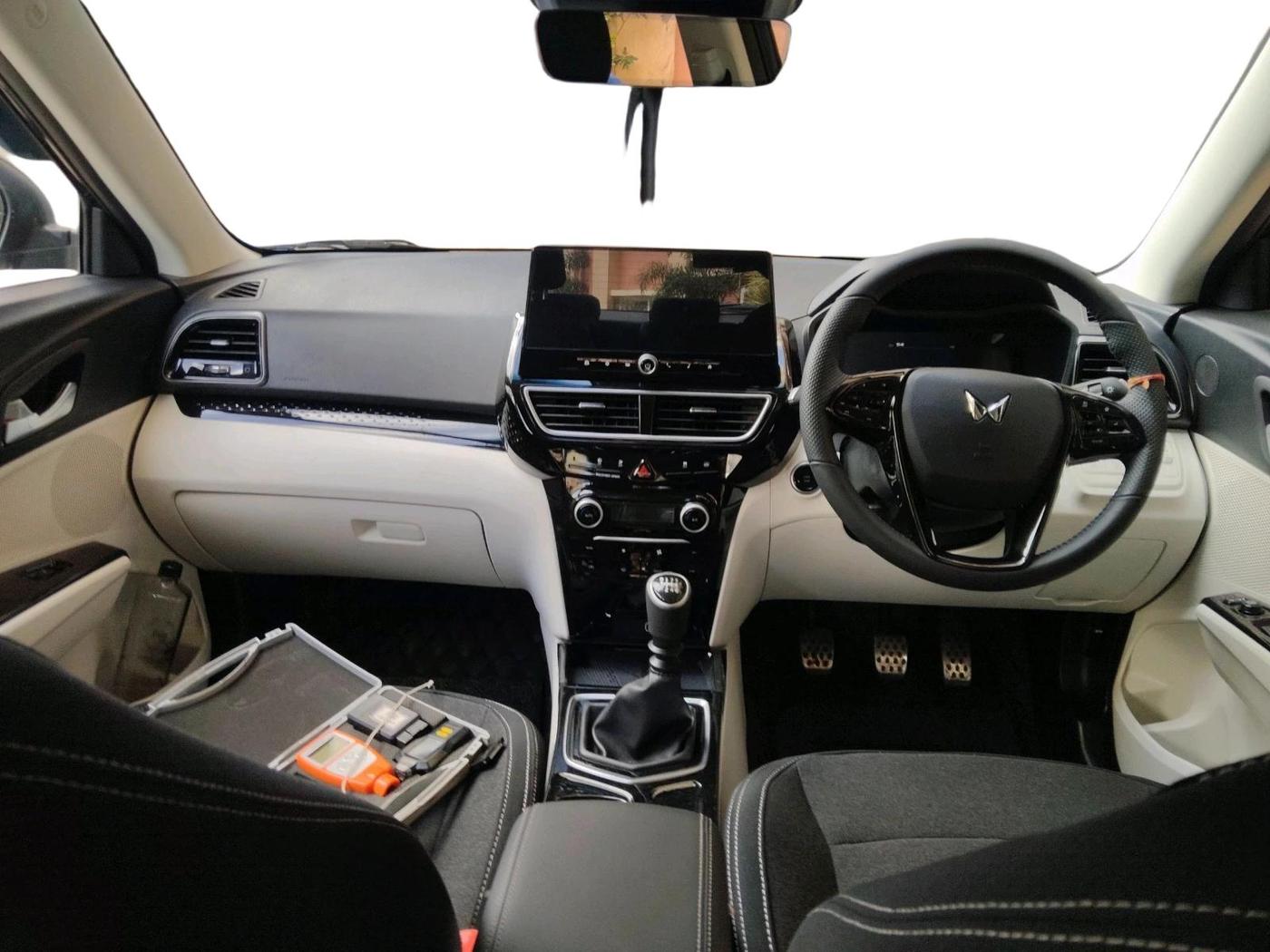 2025 Mahindra XUV 3XO AX5L 1.2 TGDi, Petrol, Manual, 6,227 km, interior