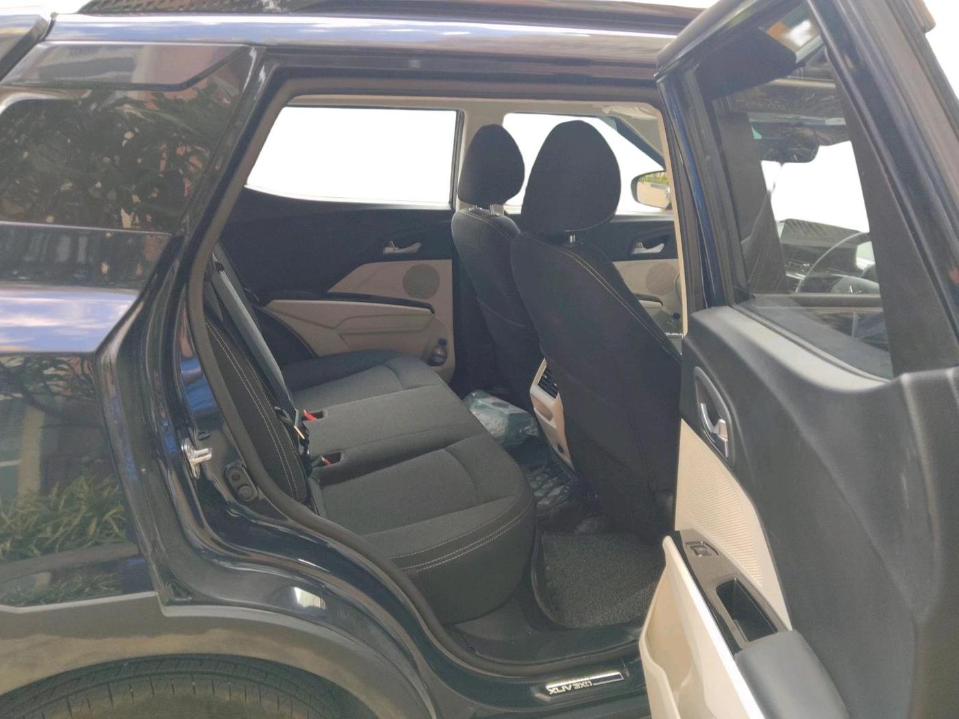 2025 Mahindra XUV 3XO AX5L 1.2 TGDi, Petrol, Manual, 6,227 km, interior