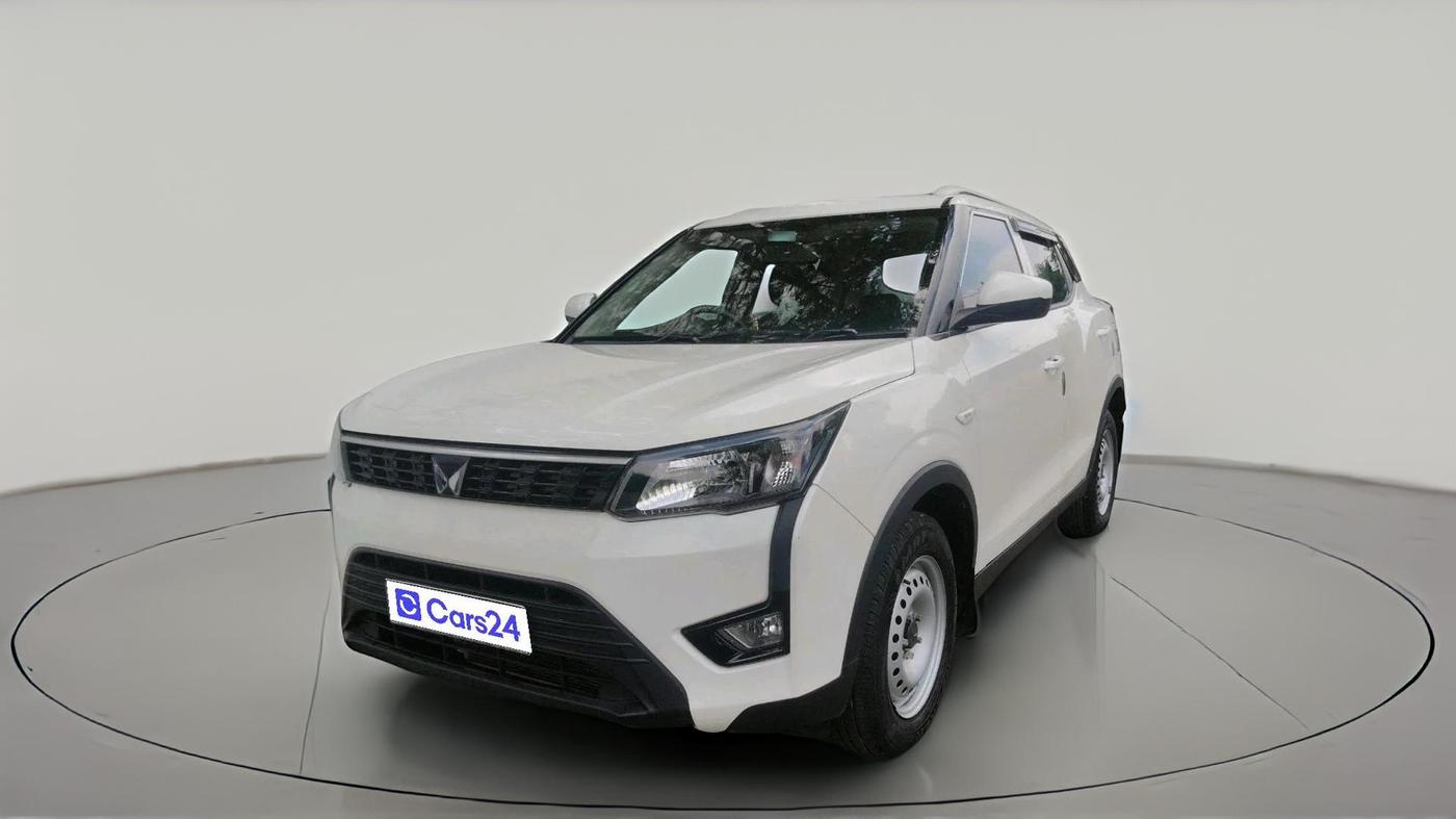 2023 Mahindra XUV300 W4 1.2 PETROL, Petrol, Manual, 13,567 km, exterior