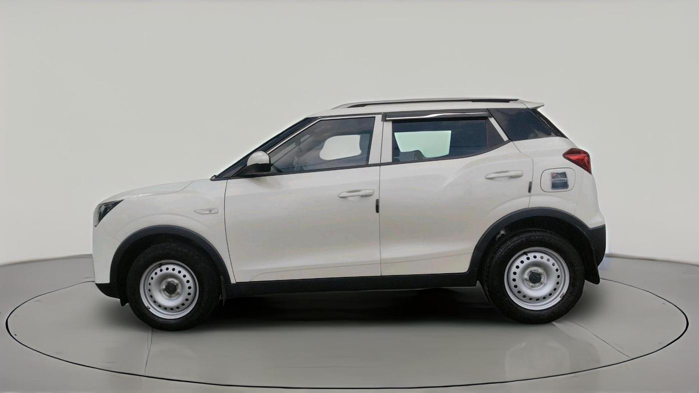 2023 Mahindra XUV300 W4 1.2 PETROL, Petrol, Manual, 13,567 km, exterior