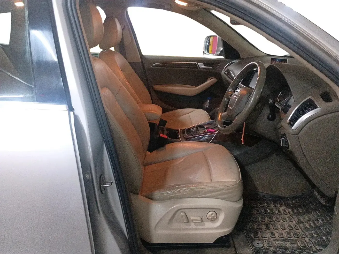 2012 Audi Q5 2.0 TDI QUATTRO, Diesel, Automatic, 1,04,900 km, interior