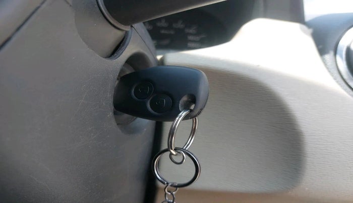 2014 Nissan Terrano XV D THP 110 PS, Diesel, Manual, 1,15,528 km, interior