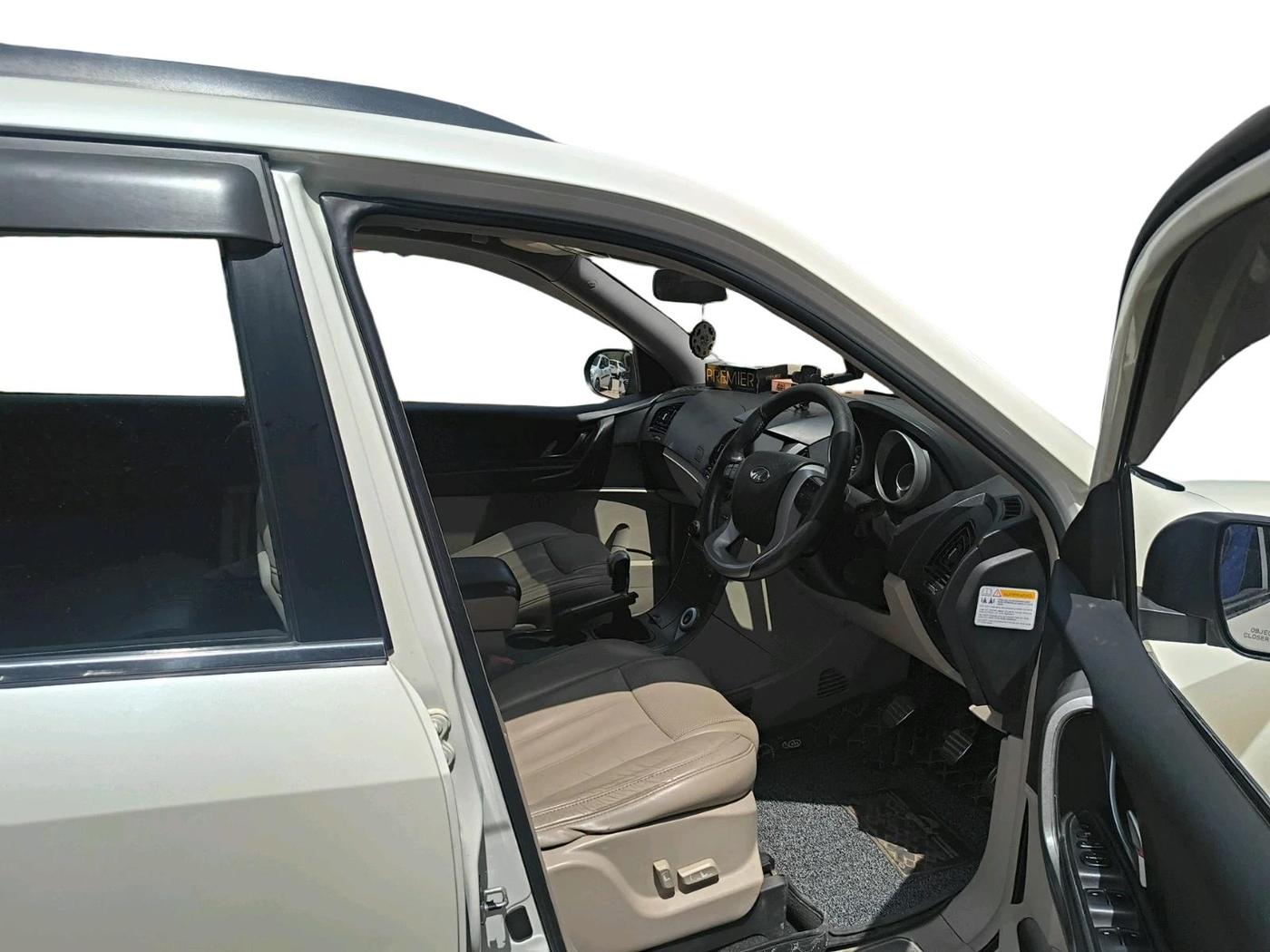 2017 Mahindra XUV500 W10, Diesel, Manual, 1,09,013 km, interior