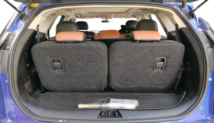 2023 Mahindra XUV700 AX 5 P MT 7 STR, Petrol, Manual, 32,557 km, exterior