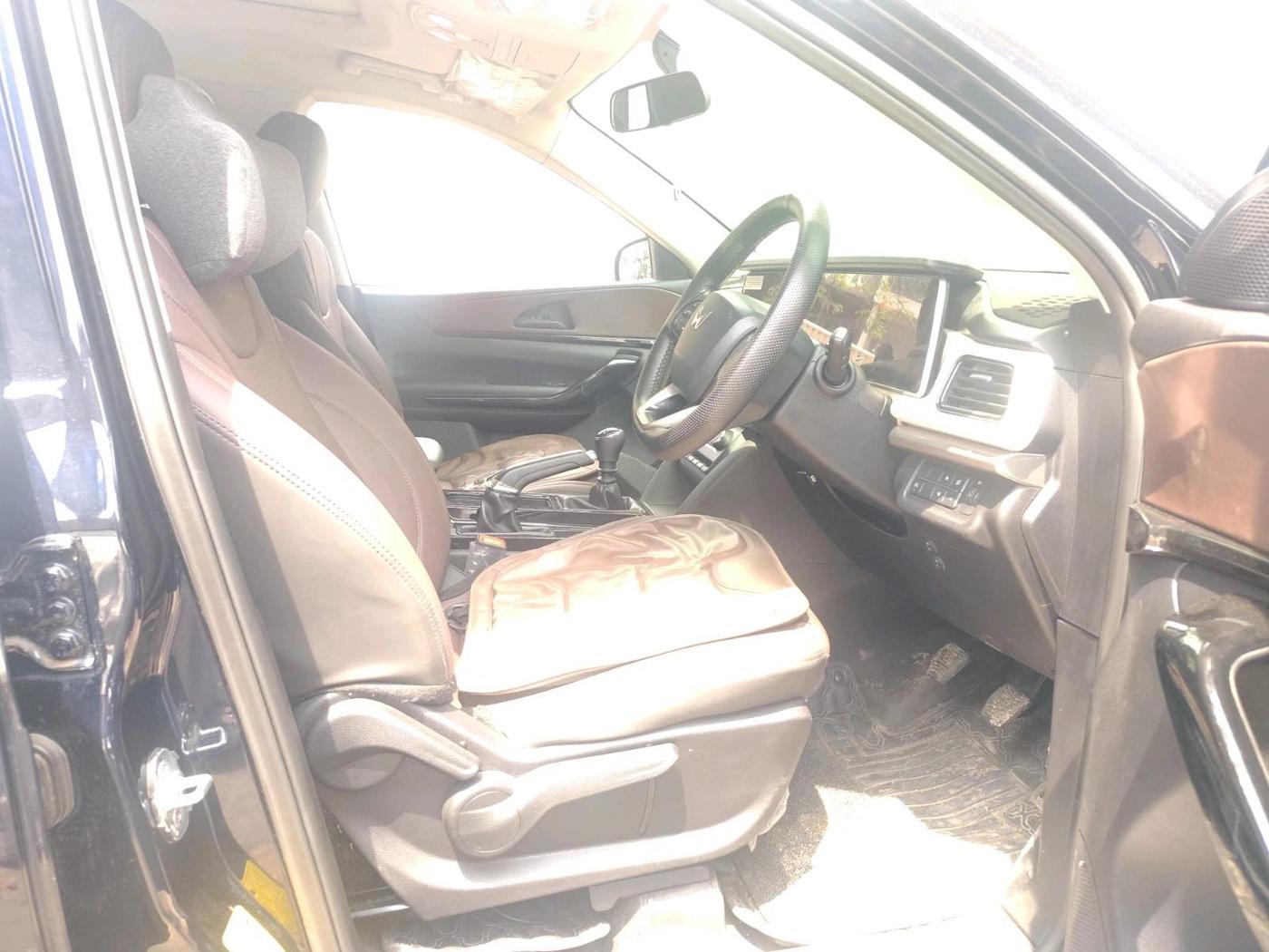 2024 Mahindra XUV700 AX 5 P MT 7 STR, Petrol, Manual, 36,235 km, interior