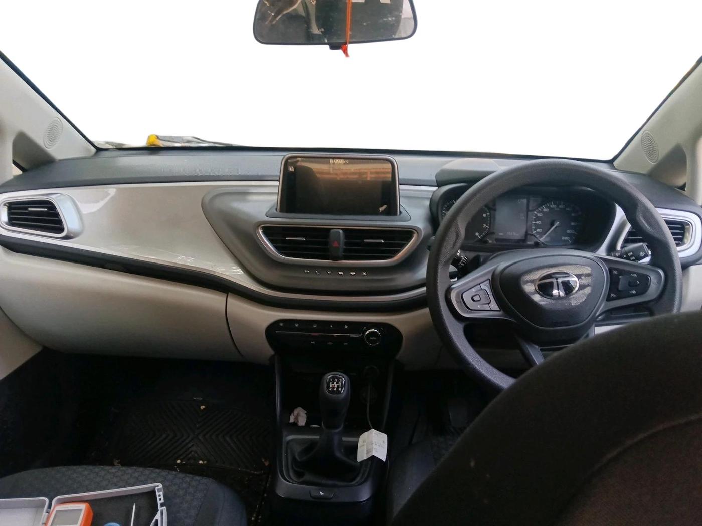 2024 Tata ALTROZ XT PETROL, Petrol, Manual, 20,376 km, interior