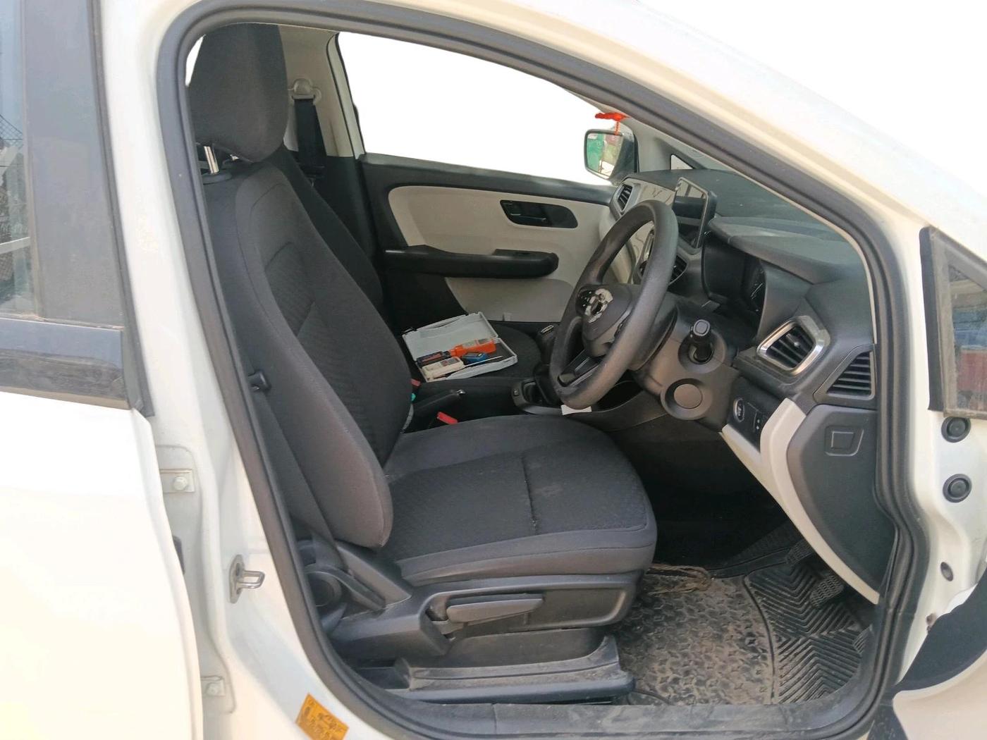 2024 Tata ALTROZ XT PETROL, Petrol, Manual, 20,376 km, interior