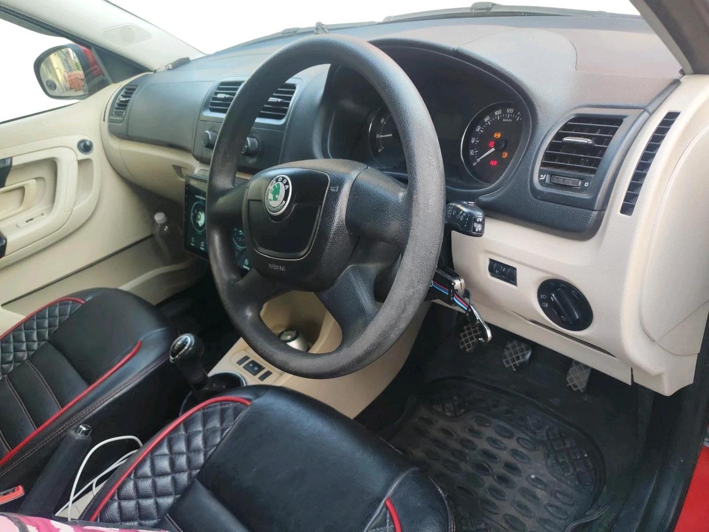 2011 Skoda Fabia ELEGANCE 1.6 MPI, Petrol, Manual, 1,20,577 km, interior