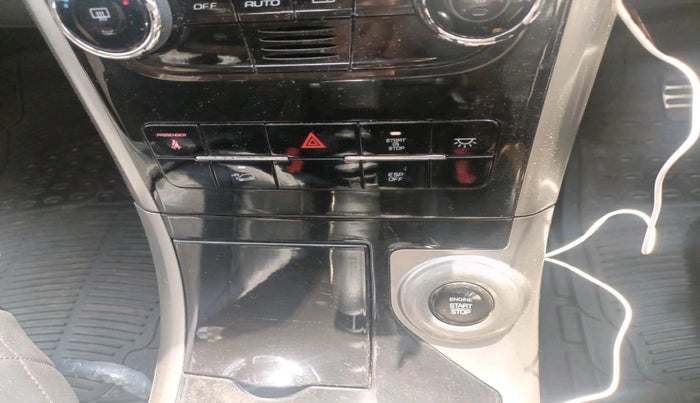 2019 Mahindra XUV500 W11, Diesel, Manual, 72,793 km, interior