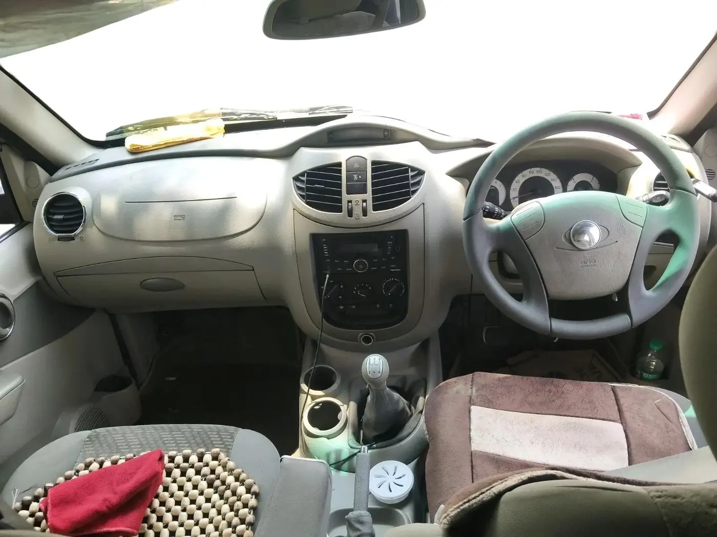 2015 Mahindra Quanto C8, Diesel, Manual, 43,847 km, interior