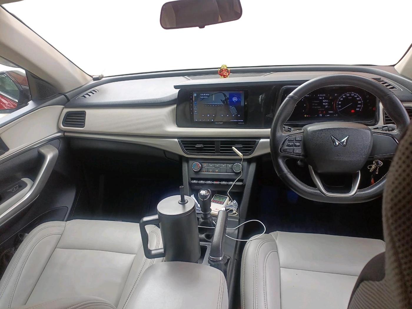 2023 Mahindra XUV700 MX D MT 5 STR, Diesel, Manual, 72,983 km, interior