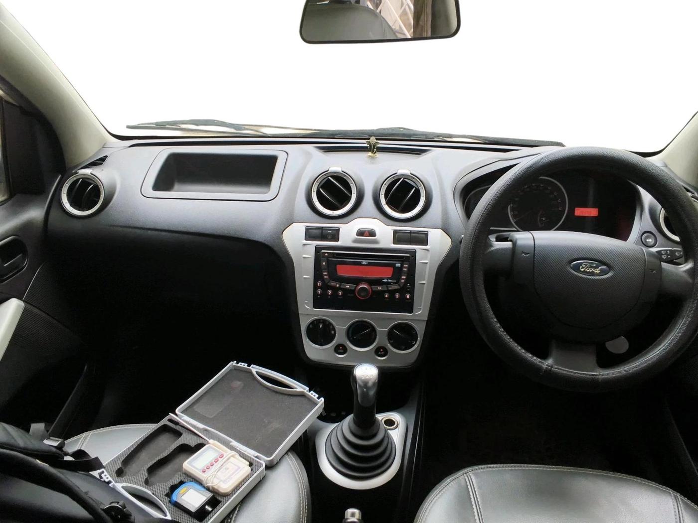 2011 Ford Figo ZXI 1.2 PETROL, Petrol, Manual, 1,19,498 km, interior