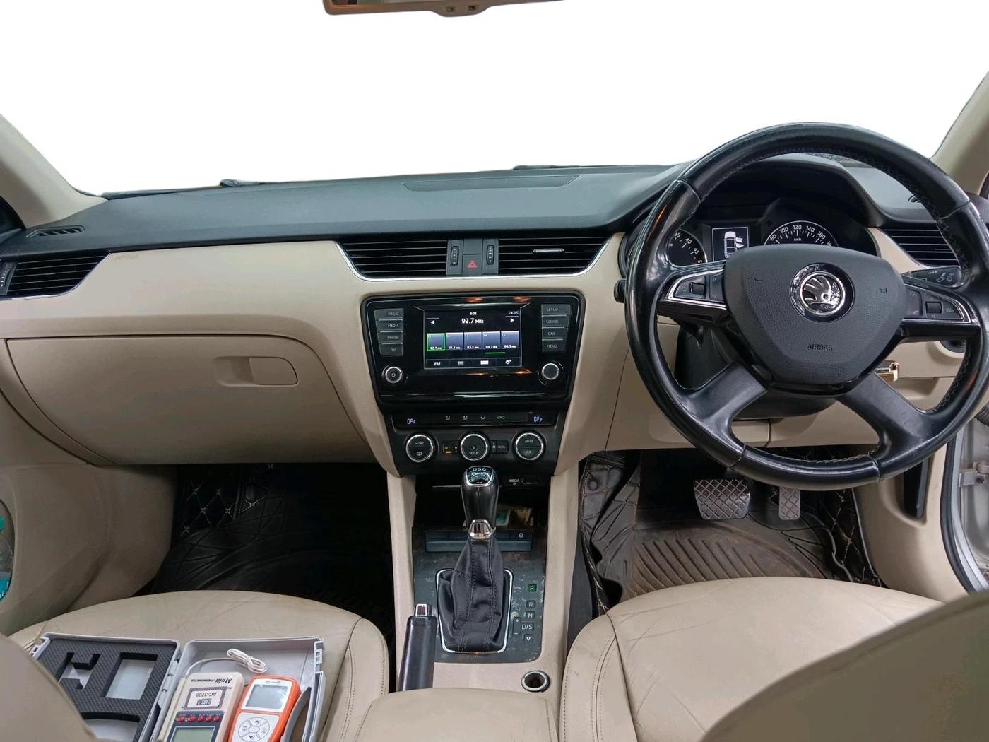 2015 Skoda Octavia AMBITION 2.0 TDI AT, Diesel, Automatic, 1,73,425 km, interior