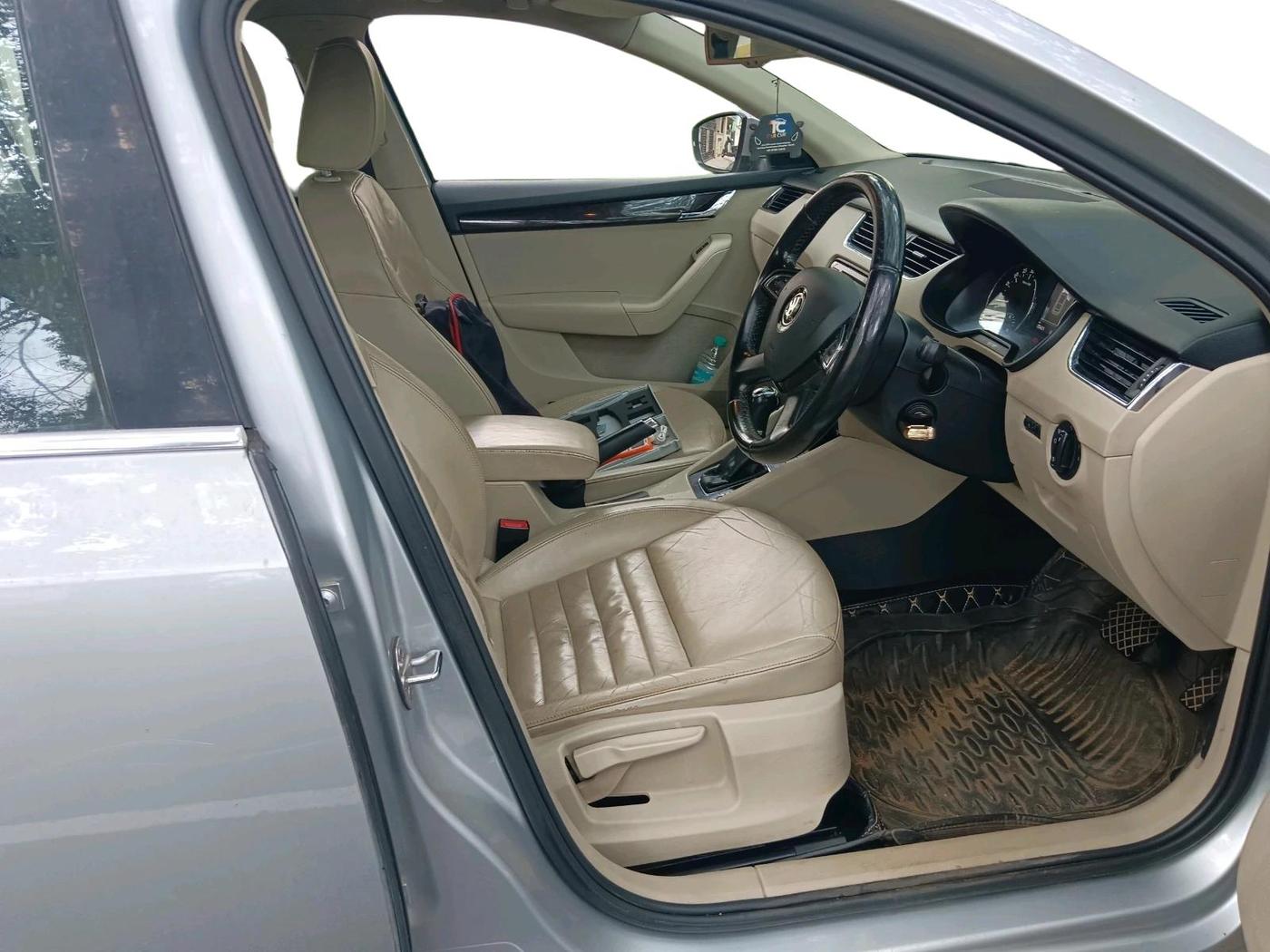 2015 Skoda Octavia AMBITION 2.0 TDI AT, Diesel, Automatic, 1,73,425 km, interior