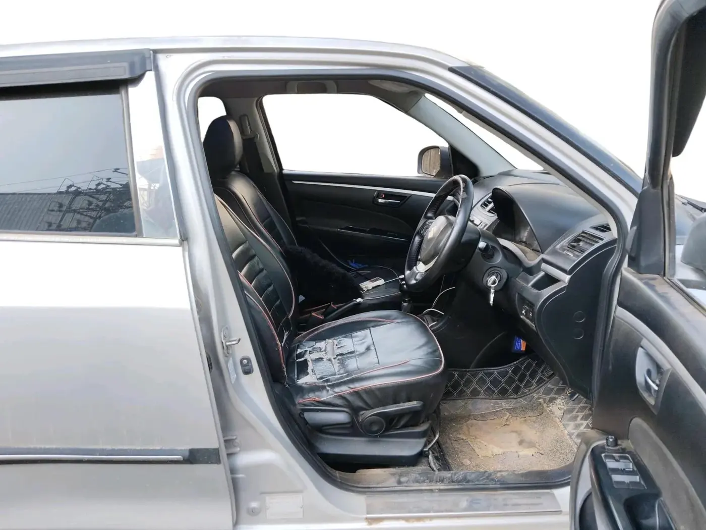 2012 Maruti Swift ZXI, CNG, Manual, 1,24,920 km, interior