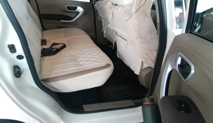 2016 Mahindra TUV300 T8, Diesel, Manual, 1,58,431 km, interior